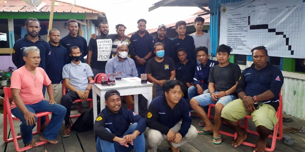 Kunjungan Pembantu Rektor III ke Tempat KKN Mahasiswa Jurusan Elektro di Kampung Iifale Sentani